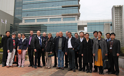 Участники семинара на фоне здания Корейского института технологий в области фотоники.